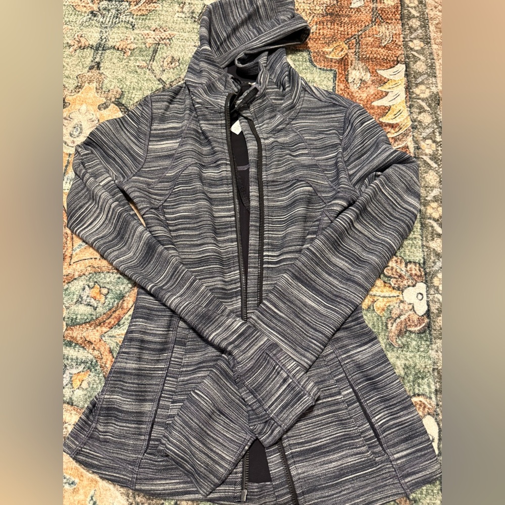 Lululemon jacket 

-black/white